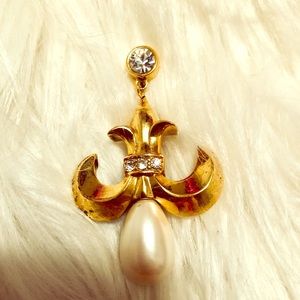 VTG FLEUR DE LIS Rhinestone and Faux Pearl Brooch